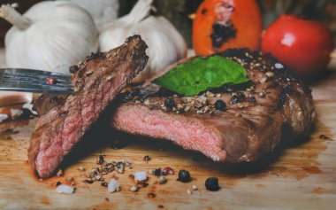 Ahşap tabakta orta boy biber liyadodilimi.