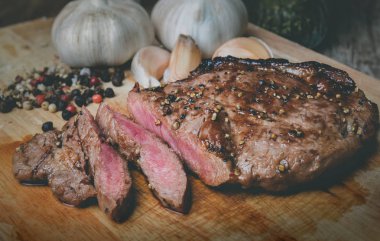 Ahşap tabakta orta boy biber liyadodilimi.