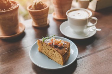 Kahve molasında meyveli kek kesme servisi.