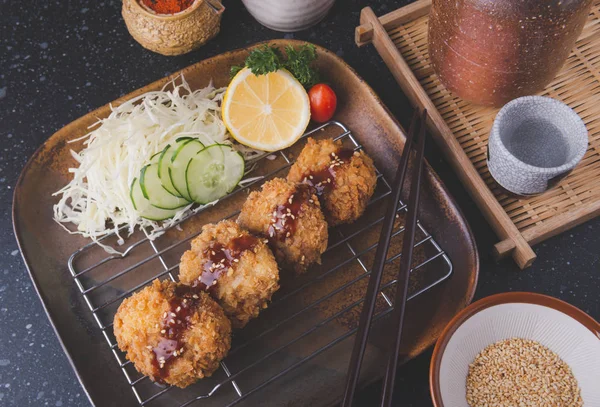 Japonez tocător de porc prăjit adânc sau menchikatsu . — Fotografie, imagine de stoc