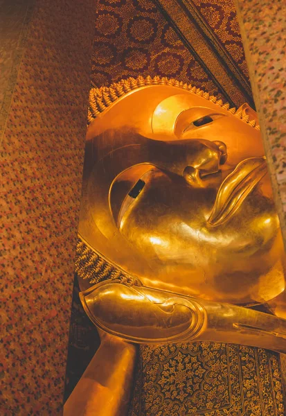 Uyuyan altın Buda heykeli antik sanat. — Stok fotoğraf