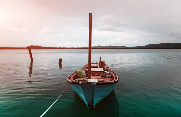 Dřevní člun na břehu jezera. — Stock fotografie