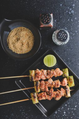 Japon tarzı şiştavuk eti ızgara.
