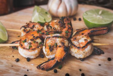 Şiş karides baharat baharat ile ızgara yandı.