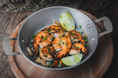 Baharatlı baharat ile pişmiş karides karides.