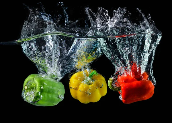 Water droping bell pepper or paprika. — Stock Photo, Image