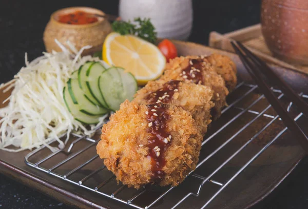 Costeleta de porco frito japonês ou menchikatsu . — Fotografia de Stock