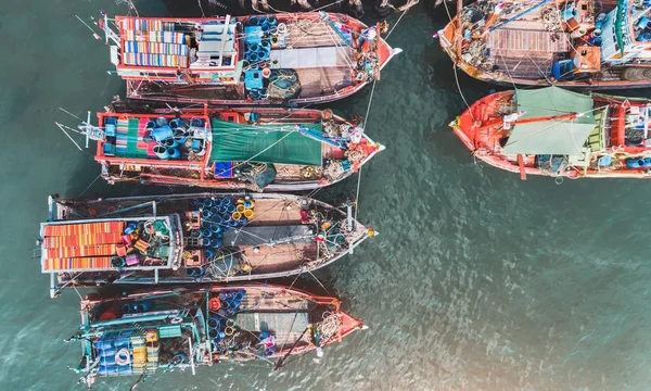 Вид сверху с неба группы деревянных рыбацких лодок . — стоковое фото