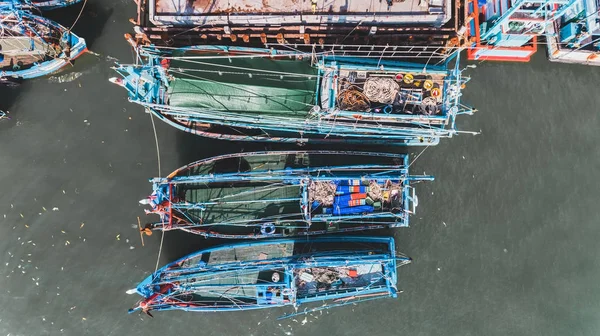 Pohled shora z nebeské skupiny dřevěné rybářské lodi. — Stock fotografie