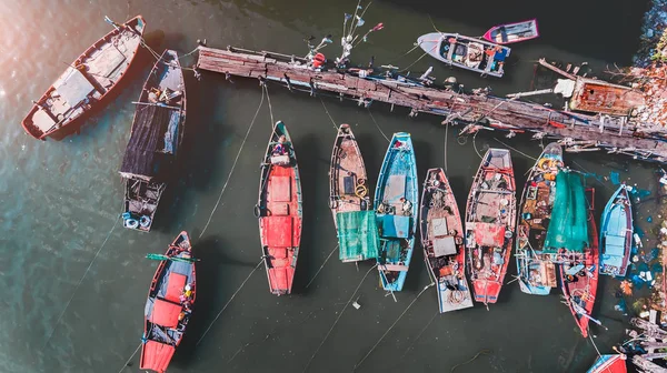 Pohled shora z nebeské skupiny dřevěné rybářské lodi. — Stock fotografie