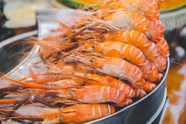 Yemek için hazır karides pişirme.