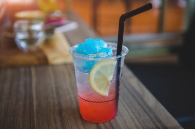 Buz soğuk tatlı berry meyve içecek.