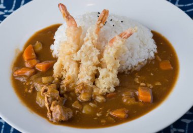 Kızarmış karidesli Japon körisi..