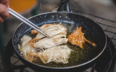 Kızarmış kızarmış enoki mantarı ve yağ..