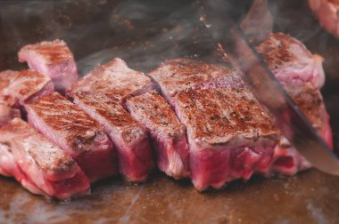 Japon wagyu bifteği Teppanyaki usulü yemek ve servis..