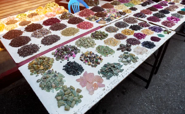 Misture Forma Pedras Preciosas Minerais Coloridas Mercado Jóias Com Iluminação — Fotografia de Stock