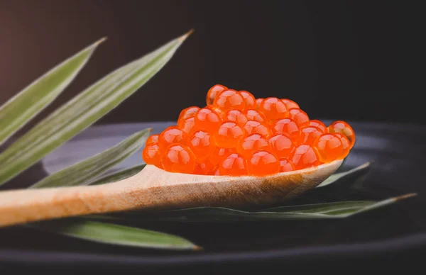 Düşük Işıklandırma Siyah Arkaplan Ile Somon Yumurtası Grubu — Stok fotoğraf