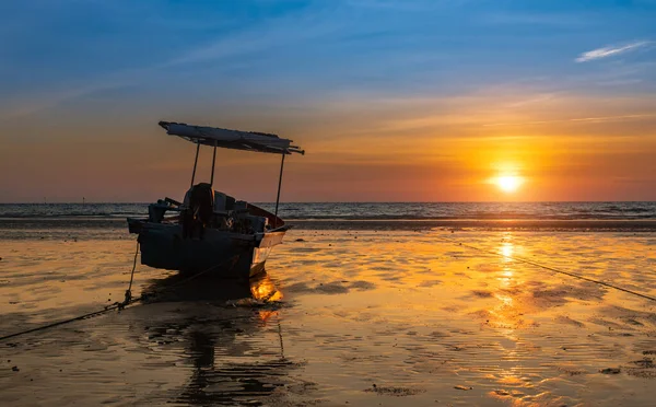 Vissersboot Met Zeestrand Warme Verlichting Zonsondergang Hemel — Stockfoto