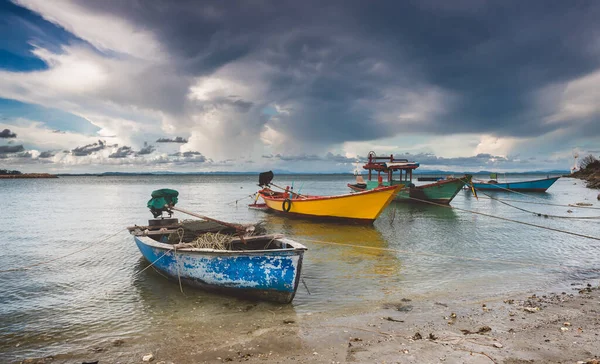 Barcos Madera Pesca Con Iluminación Solar Aire Libre Cielo Nuboso — Foto de Stock