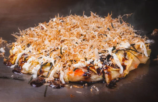 Pizza Japonesa Okonomiyaki Cozinhar Placa Quente Estilo Teppanyaki — Fotografia de Stock