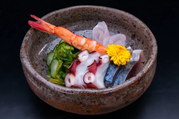 日本黄瓜沙拉苏诺莫诺在黑色背景的杯子里 — 图库照片