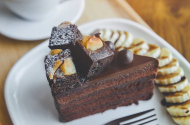 Brownie çikolatalı kek ve sıcak çay..