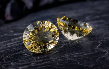 Oval Sarı Mücevher Safiri koyu kaya zeminli.