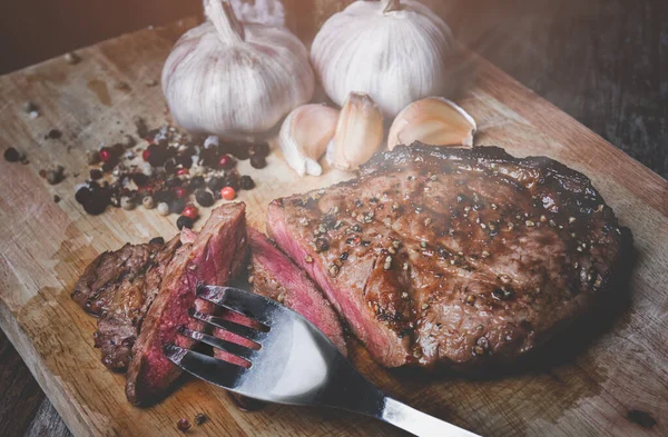 Fatia Corte Bife Carne Rara Média Placa Madeira Com Baixa — Fotografia de Stock