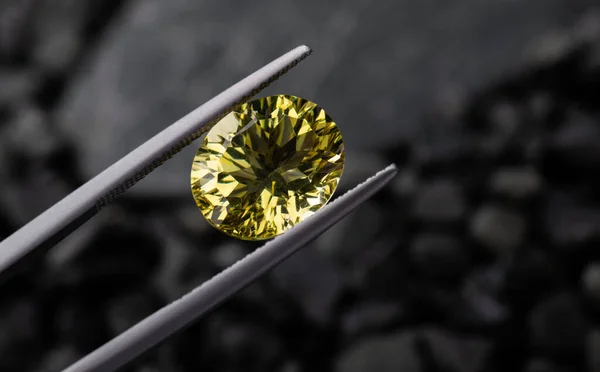 暗い岩の背景を持つ楕円形の黄色の宝石サファイア — ストック写真