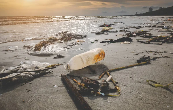 Lixo Plástico Sujo Lixo Praia Com Sol Livre Baixa Iluminação — Fotografia de Stock