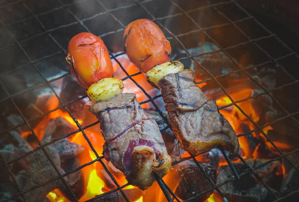 バーベキュー串牛肉とトマトガーリックグリルフラムの火と煙 — ストック写真