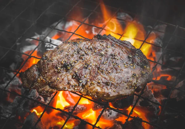 火と煙で焼くペッパービーフステーキ — ストック写真