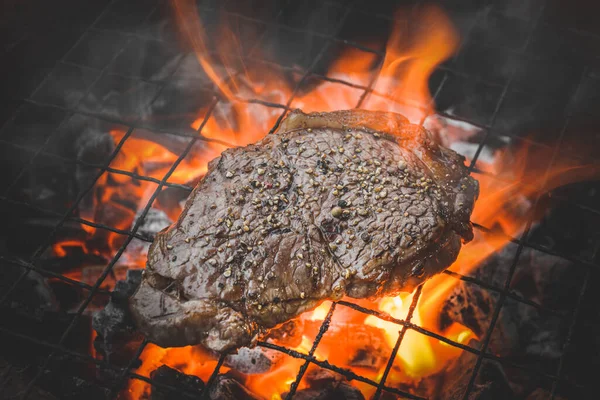 Bife Carne Pimentão Grelhando Com Fogo Chama Fumaça — Fotografia de Stock