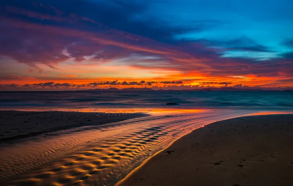 Rood Donker Warme Bewolkte Lucht Zonsondergang Verlichting Zee Strand Waterweg — Stockfoto