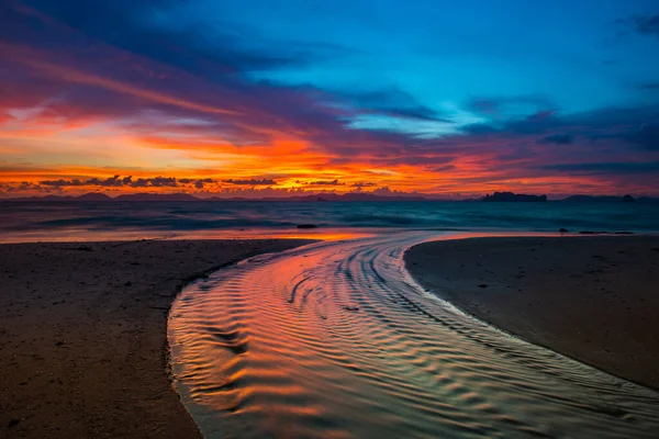 Red Dark Warm Cloudy Sky Sunset Lighting Sea Beach Waterway — Stock Photo, Image