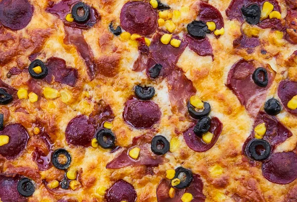 Pizza com tomate e salsicha . — Fotografia de Stock