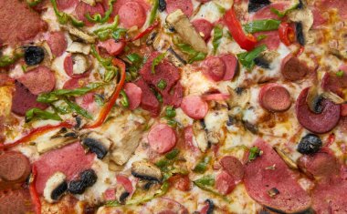 Pizza domates ve sosis.