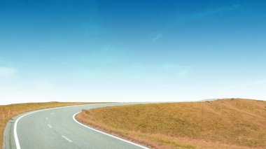 Tarlalarda asfalt yolu.