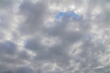 Hafif yağmur bulutları.