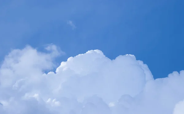 Nuages Blancs Sur Fond Ciel Bleu Clair — Photo