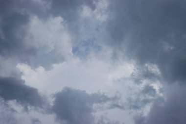 Gökteki yağmur bulutları bir fırtına öncesi toplanır.