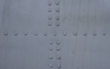 Eski bir uçağın gövdesi perçinlenir..