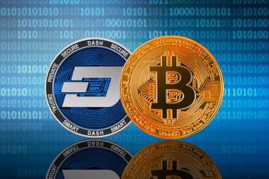 İkili kod arkaplanında Bitcoin (BTC) ve DASH sikkesi; bitcoin - tire