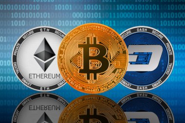 İkili kod arka planında Bitcoin (BTC), Ethereum (ETH) ve DASH sikkeleri; bitcoin vs ethereum vs dash