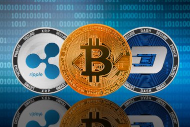 İkili kod arka planında Bitcoin (BTC), Ripple (XRP) ve DASH sikkeleri; bitcoin vs dalgalanma tire vs