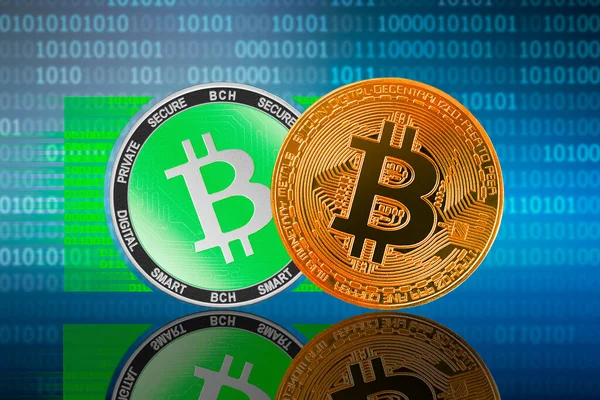 Bitcoinové Mince Btc Bitcoinové Mince Bch Pozadí Binárního Kódu — Stock fotografie