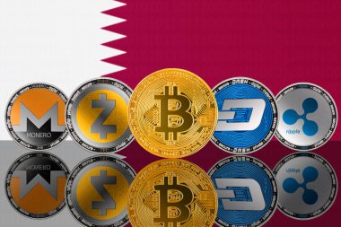 Katar bayrağının arka planında kripto para birimleri. Bitcoin (BTC), Monero (XMR), Zcash (ZEC), Ripple (XRP), DASH