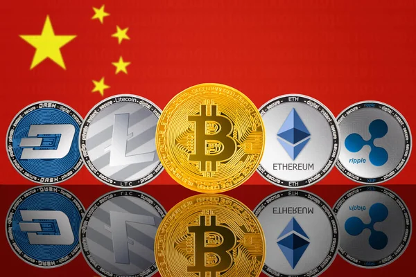 暗号通貨コイン Bitcoin Btc Litecoin Ltc Ethereum Eth Ripple Xrp Dash中国の国旗を背景に — ストック写真
