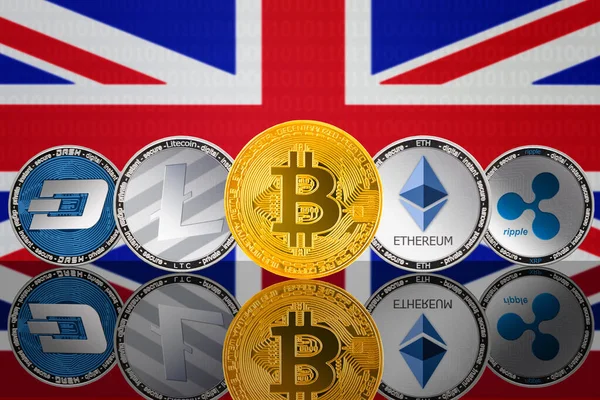 Kriptopara birimi sikkeleri - Birleşik Krallık bayrağının arka planında Bitcoin (BTC), Litecoin (LTC), Ethereum (ETH), Ripple (XRP), DASH. Ön görünüm
