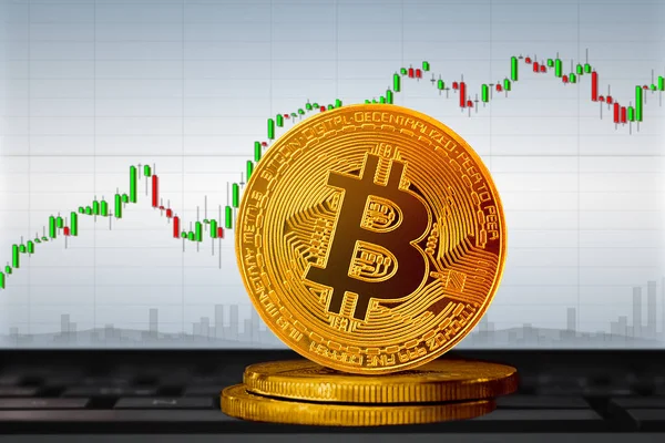 チャートの背景にあるBitcoin Btc黄金のコイン ビットコイン暗号通貨 — ストック写真